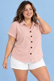 Chemise rose à manches courtes et col classique | Porté sur une silhouette plus ronde | Lounelle Paris