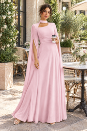 Robe longue rose à encolure carrée et manches cape | Photo lifestyle | Lounelle Paris