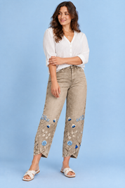 Pantalon beige à imprimé floral et ourlet fendu | Porté sur une silhouette plus ronde | Lounelle Paris