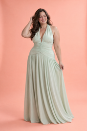 Robe longue vert clair à décolleté plongeant et fronces | Porté sur une silhouette plus ronde | Lounelle Paris