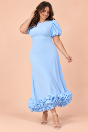 Robe longue bleu clair à manches bouffantes et volant | Porté sur une silhouette plus ronde | Lounelle Paris