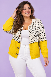 Cardigan fleuri boutonné jaune | Porté sur une silhouette plus ronde | Lounelle Paris