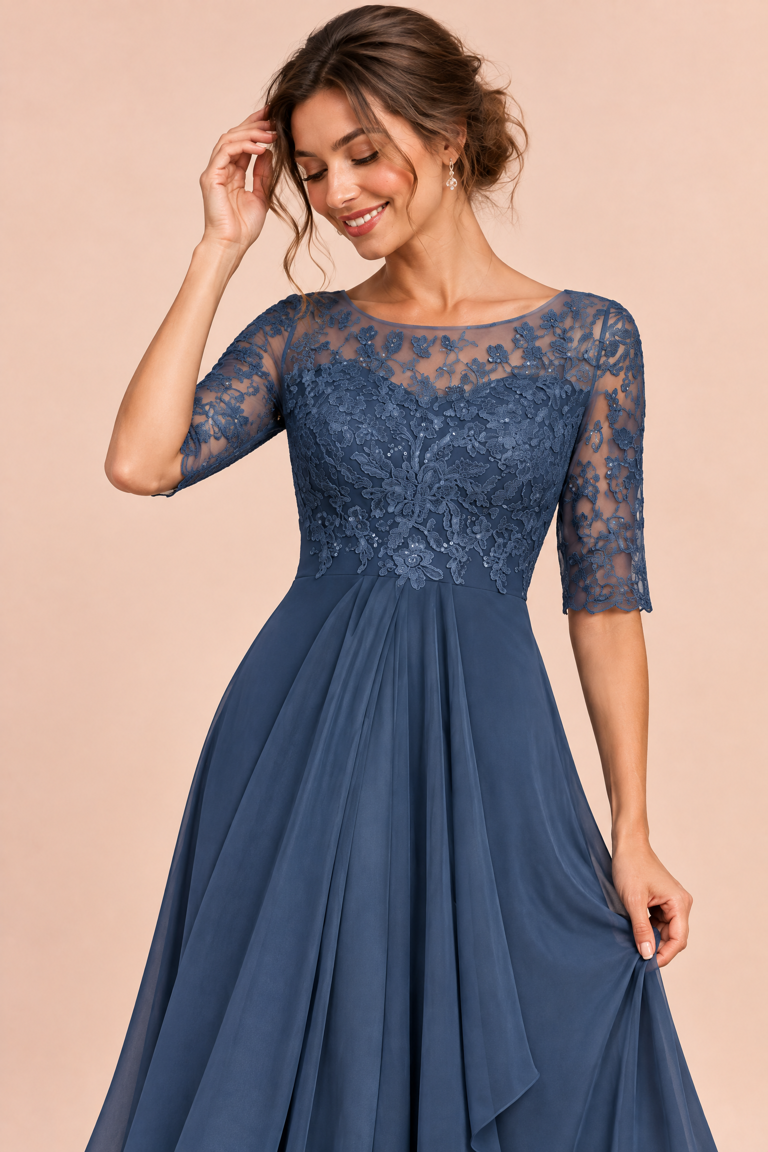Robe en mousseline à corsage brodé bleu marine | Vue rapprochée | Lounelle Paris