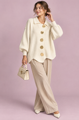 Cardigan oversize color crema con colletto