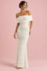 Abito lungo bianco in pizzo con scollo Bardot