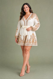 Robe abricot col V manches bouffantes | Porté sur une silhouette plus ronde | Lounelle Paris