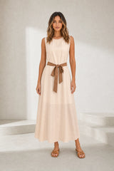 Robe longue abricot sans manches ceinturée