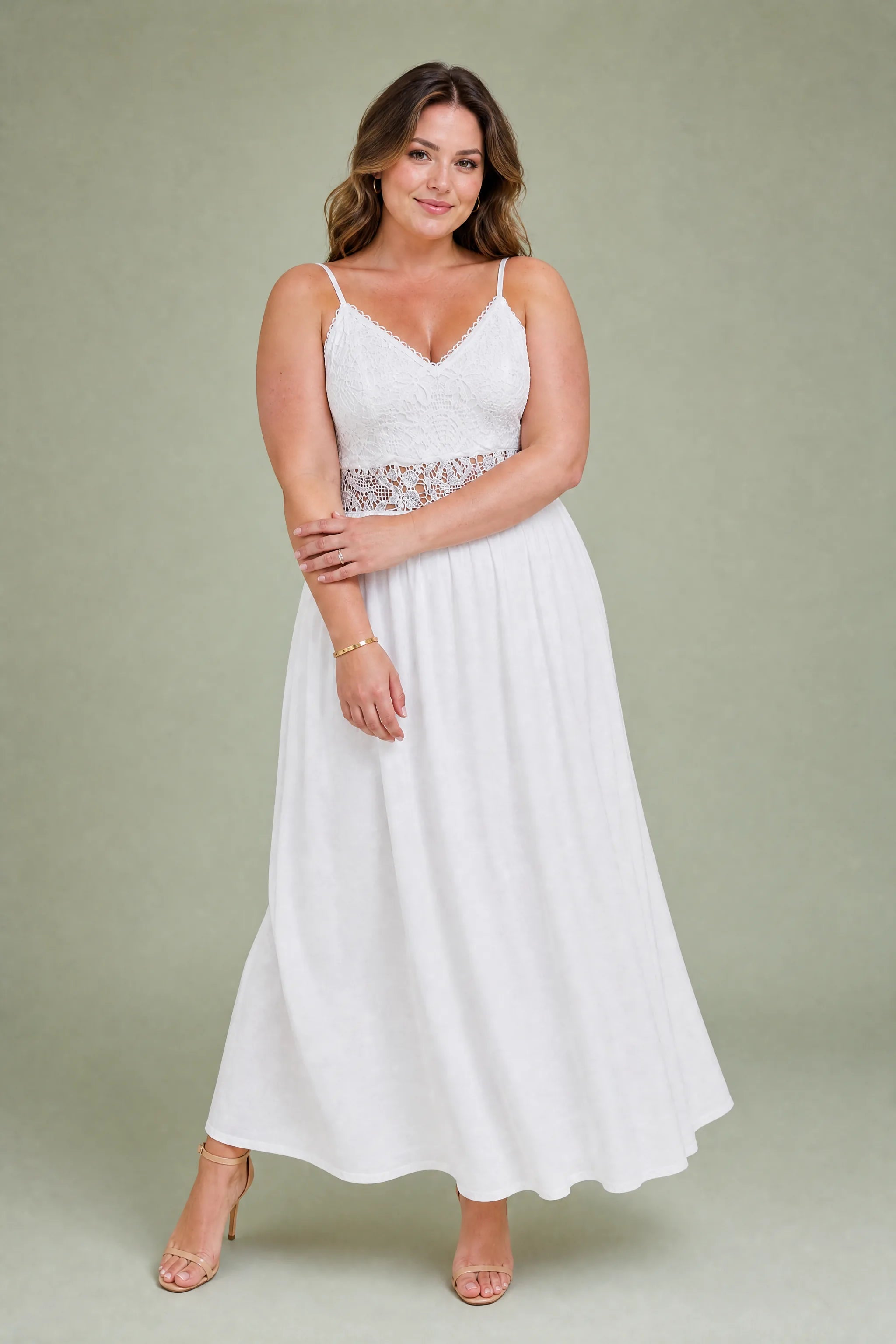 Robe longue blanche en dentelle | Porté sur une silhouette plus ronde | Lounelle Paris