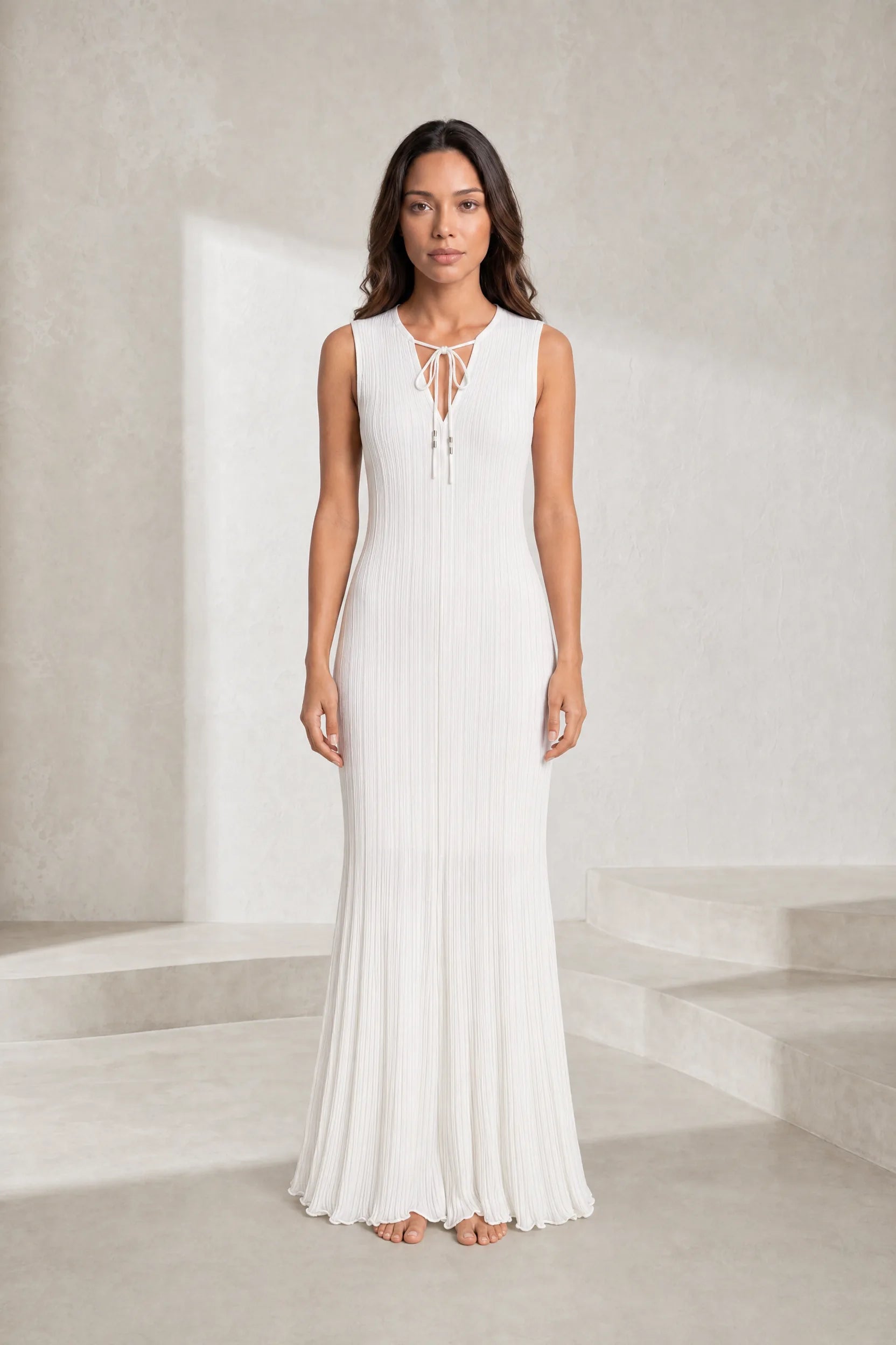 Robe longue blanche plissée col V | Lounelle Paris
