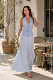 Robe longue bleu clair dos nu | Photo lifestyle | Lounelle Paris