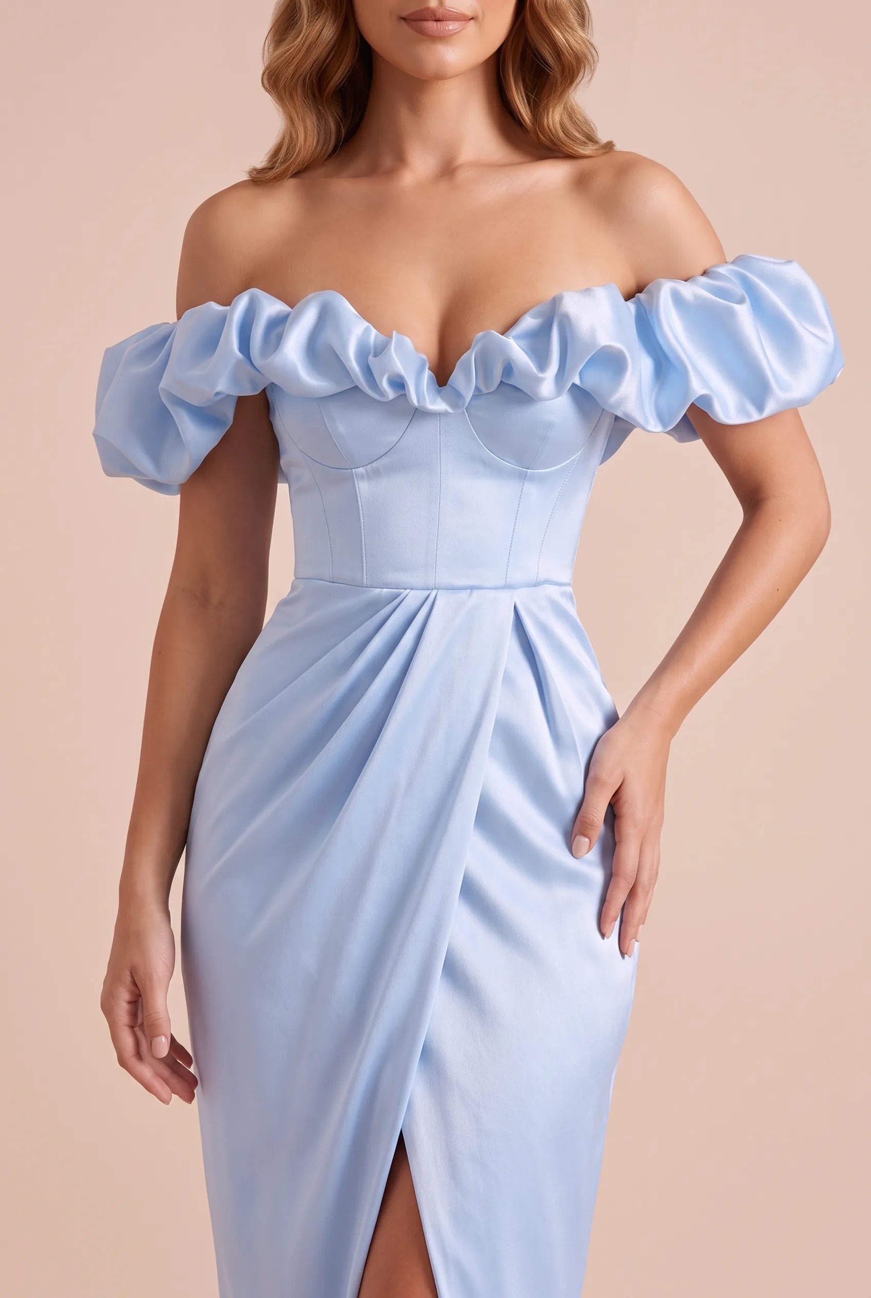 Robe longue bleue fendue épaules dénudées | Vue rapprochée | Lounelle Paris