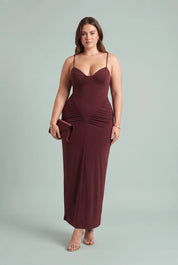 Robe longue bordeaux à fines bretelles | Porté sur une silhouette plus ronde | Lounelle Paris