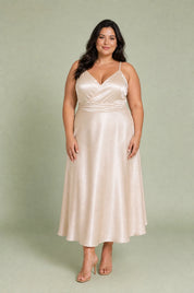 Robe longue champagne fines bretelles | Porté sur une silhouette plus ronde | Lounelle Paris