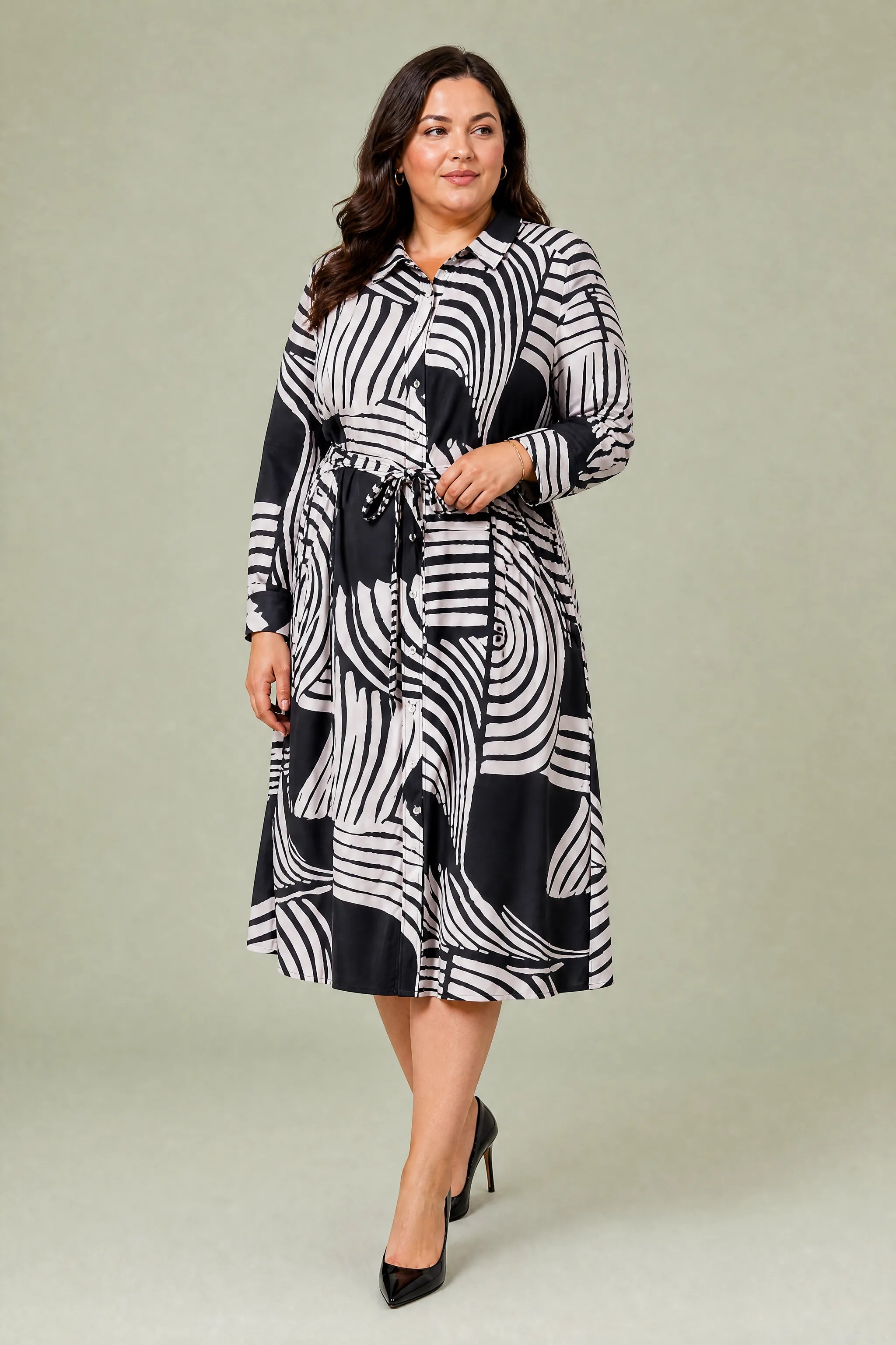 Robe longue imprimée col chemise | Porté sur une silhouette plus ronde | Lounelle Paris