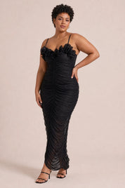 Robe longue noire fines bretelles | Porté sur une silhouette plus ronde | Lounelle Paris