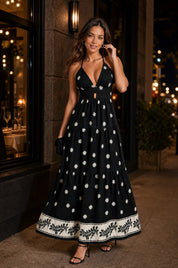 Robe longue noire fleurie dos nu | Deuxième photo lifestyle | Lounelle Paris