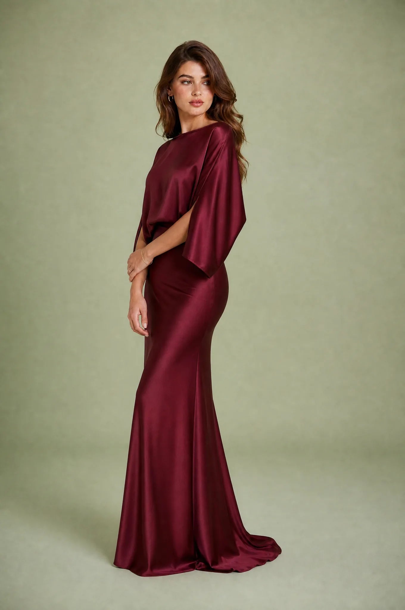 Robe longue satinée encolure bateau | Vue de profil | Lounelle Paris