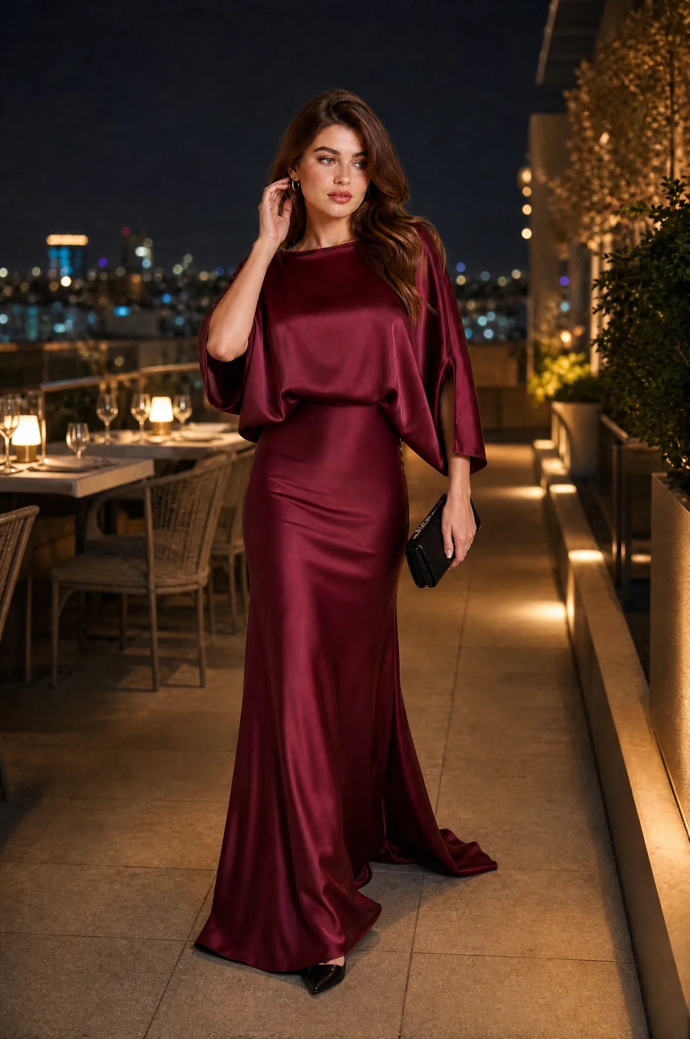 Robe longue satinée encolure bateau | Deuxième photo lifestyle | Lounelle Paris