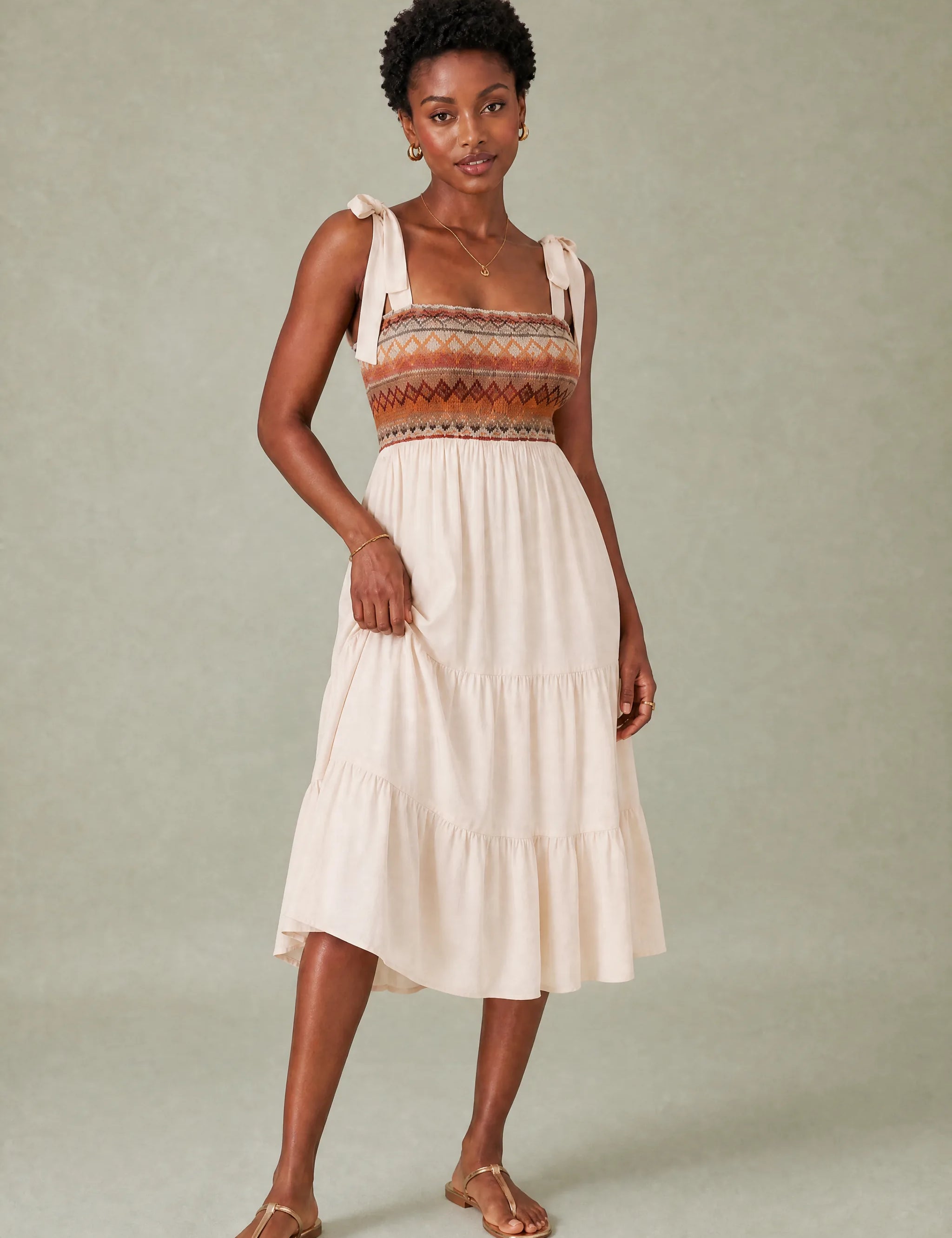Robe midi à bretelles smockée | Photo lifestyle | Lounelle Paris