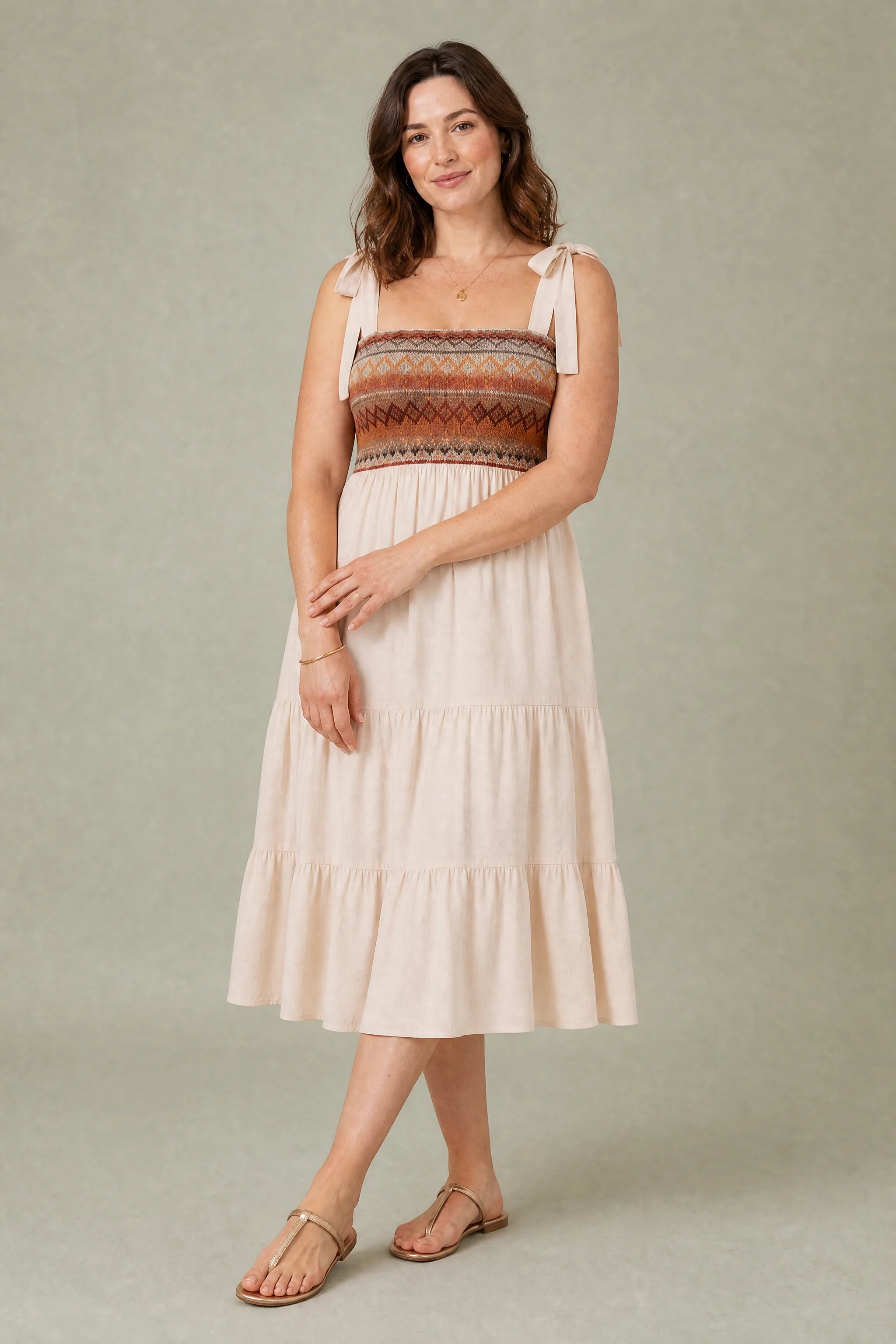 Robe midi à bretelles smockée | Porté sur une autre silhouette | Lounelle Paris