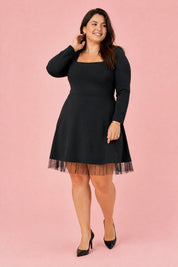 Robe noire col carré tulle | Porté sur une silhouette plus ronde | Lounelle Paris