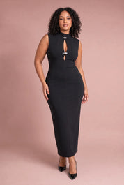 Robe noire col montant sans manches | Porté sur une silhouette plus ronde | Lounelle Paris