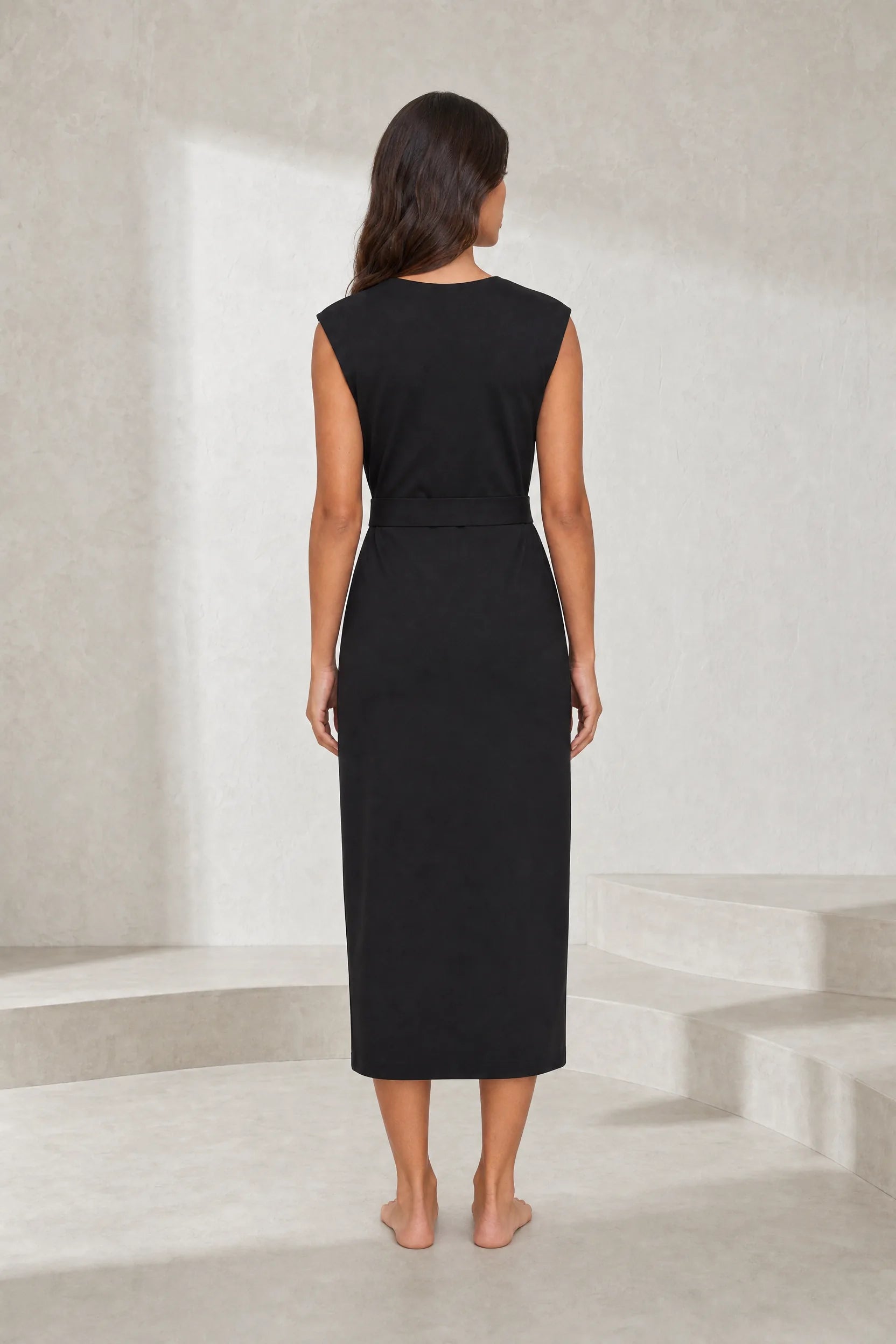 Robe noire col V ceinturée | Lounelle Paris