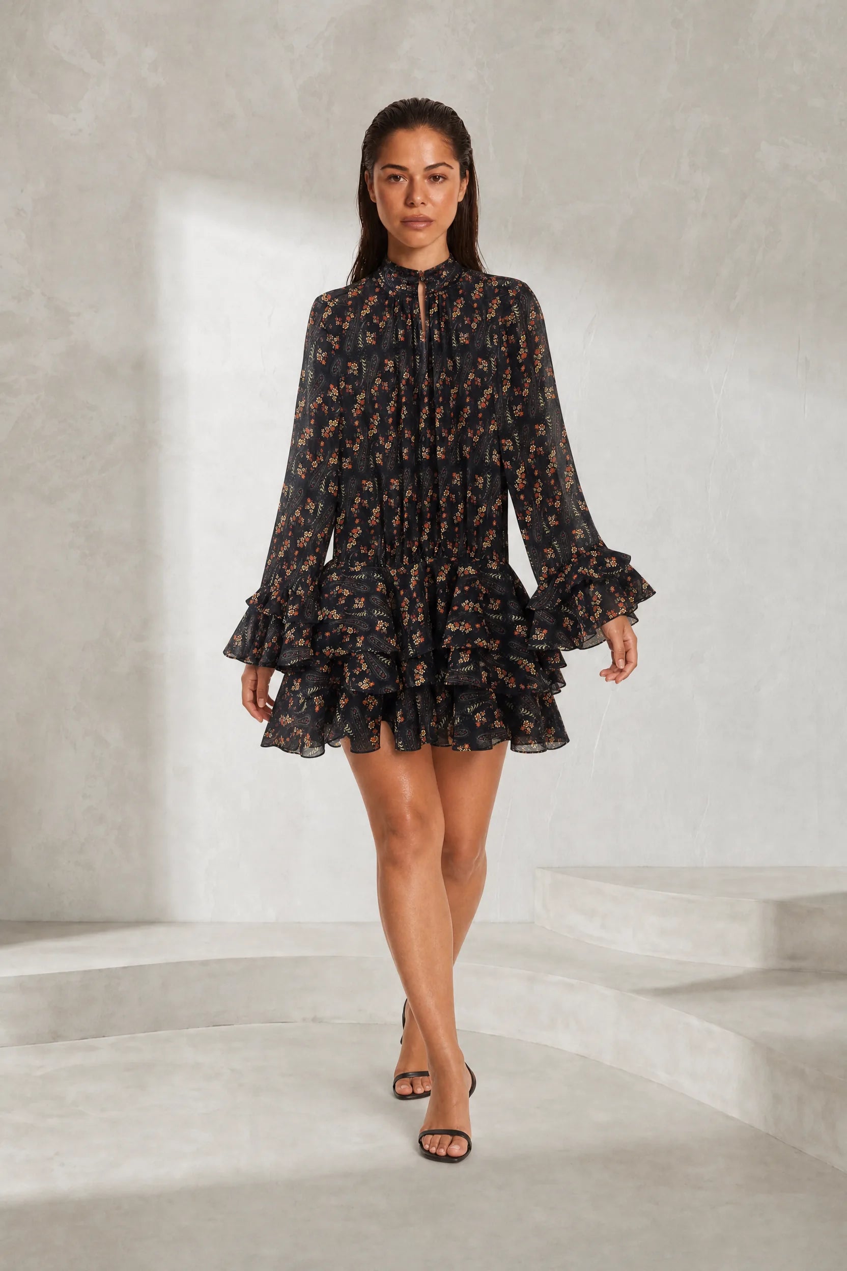 Robe noire imprimée à volants | Lounelle Paris