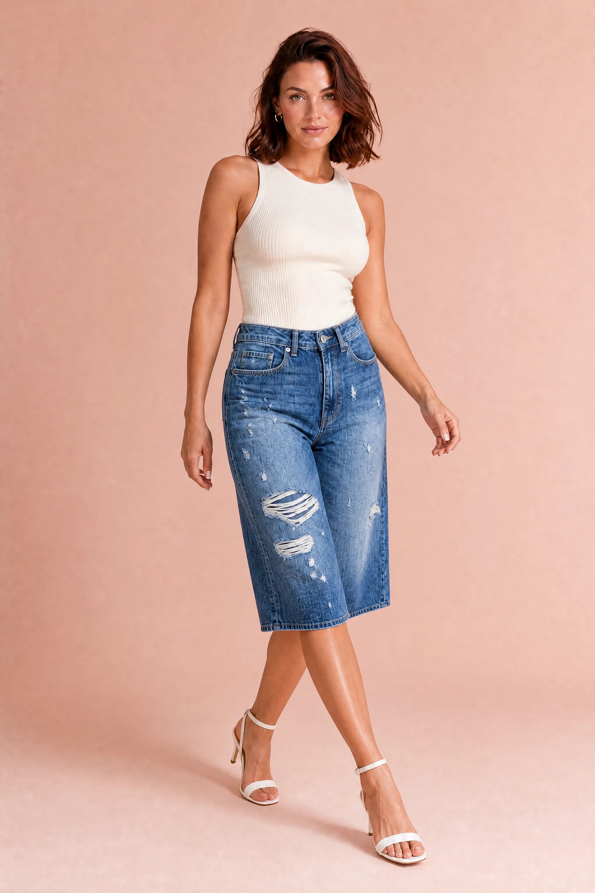 Short en jean large bleu délavé | Vue en mouvement | Lounelle Paris