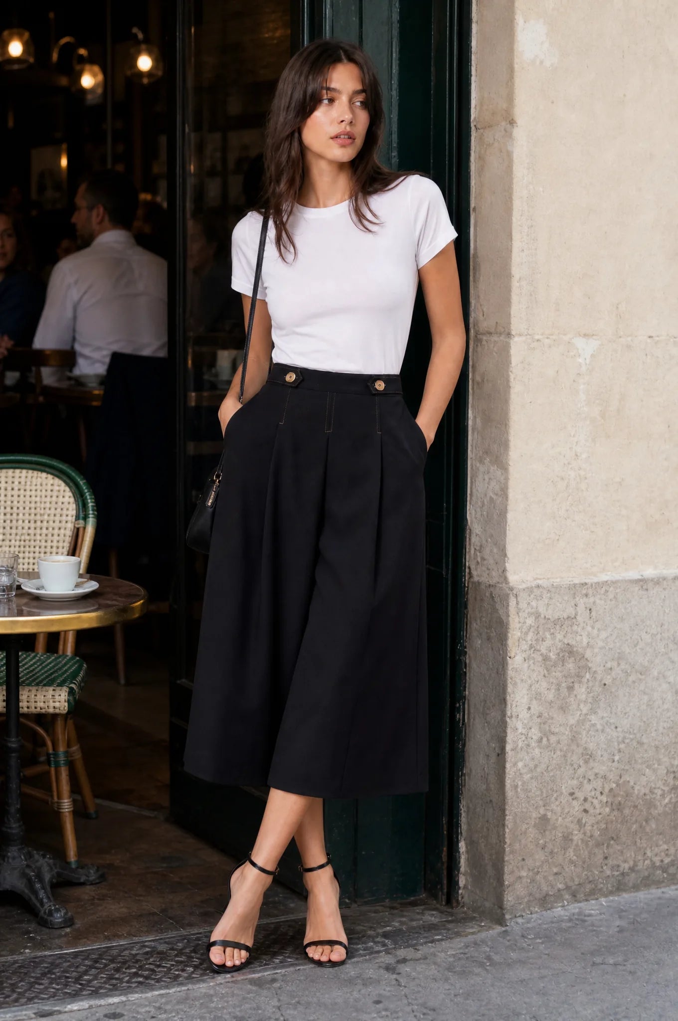 Short jupe-culotte noir taille haute | Photo lifestyle | Lounelle Paris