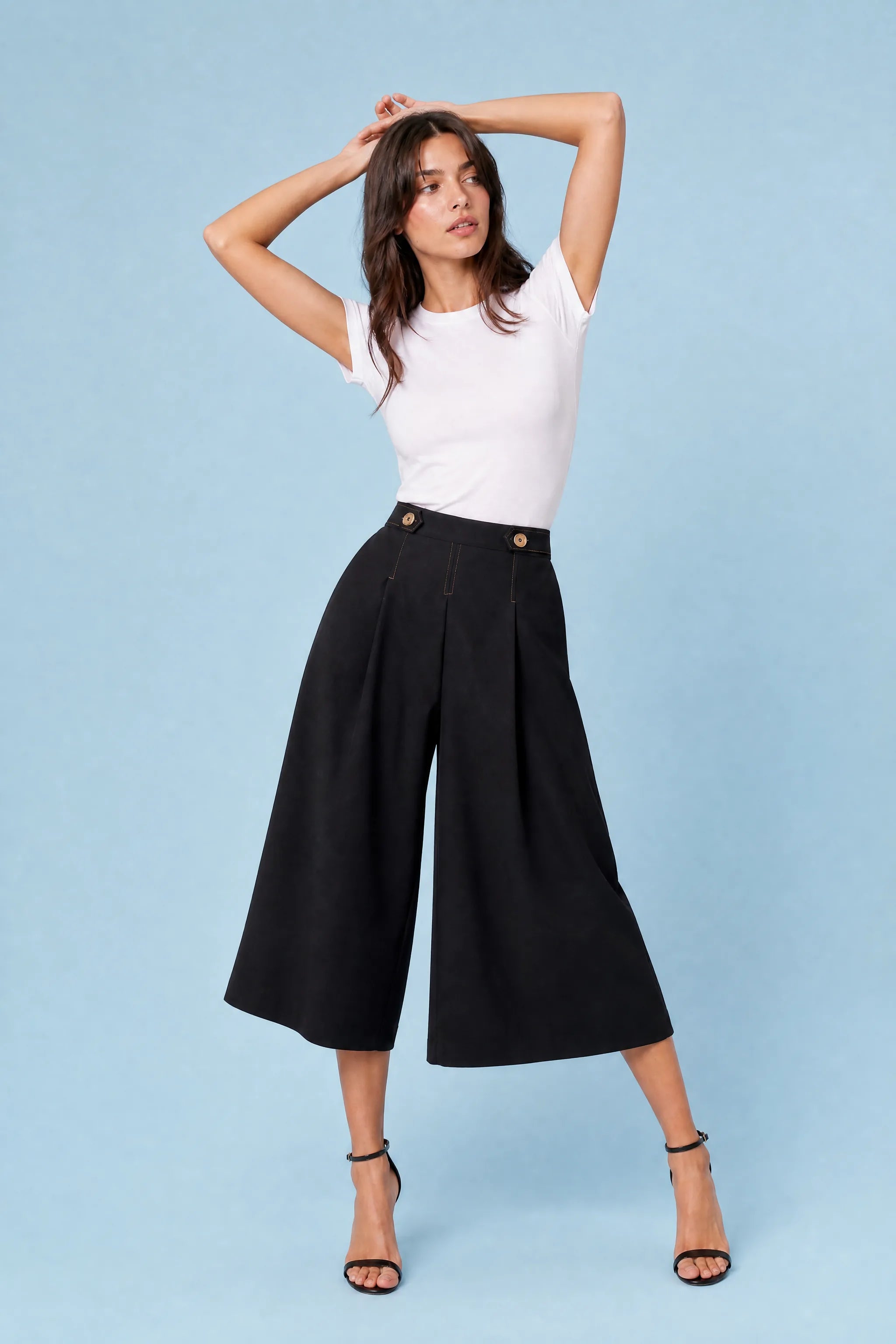 Short jupe-culotte noir taille haute | Vue en mouvement | Lounelle Paris