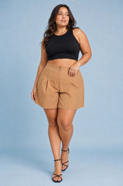 Short plissé taille haute | Porté sur une silhouette plus ronde | Lounelle Paris