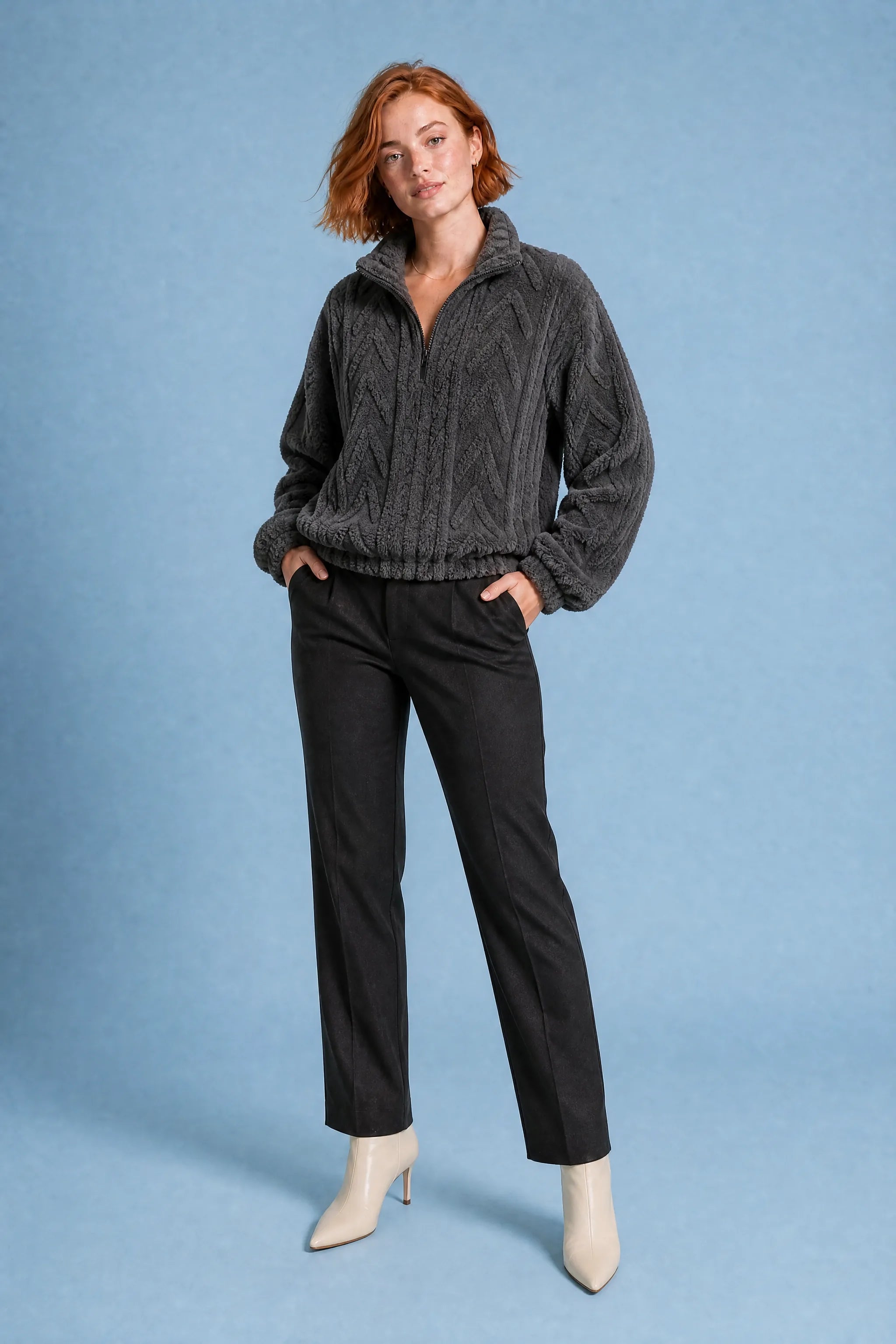 Sweat pelucheux col montant zippé | Variante Gris foncé | Lounelle Paris