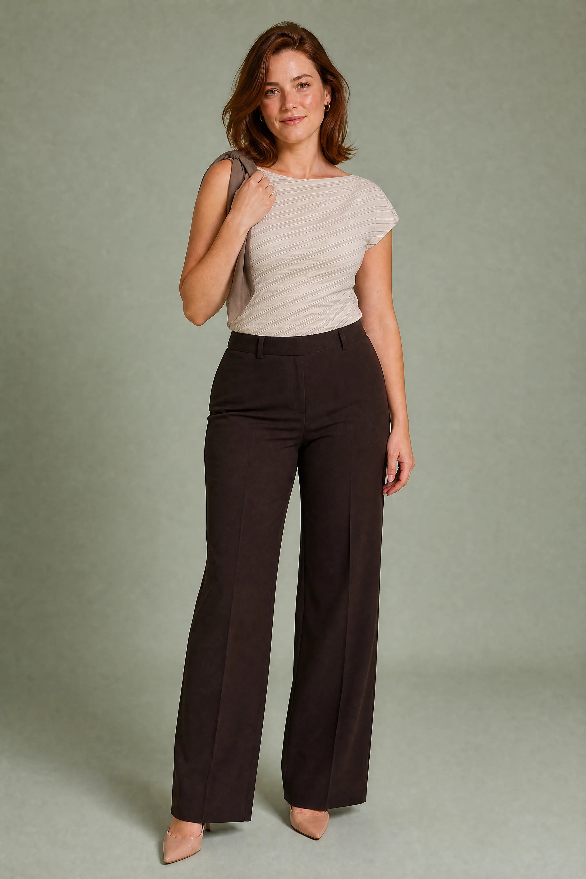 Top beige asymétrique épaule dénudée | Porté sur une autre silhouette | Lounelle Paris