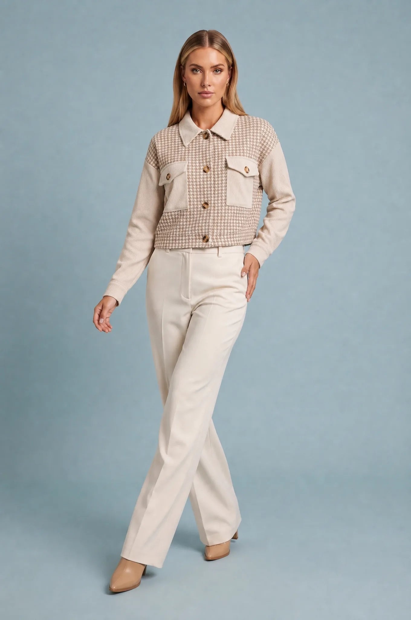Veste beige en velours pied-de-poule | Vue en mouvement | Lounelle Paris