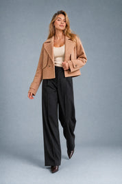 Veste courte marron ample à revers | Vue en mouvement | Lounelle Paris