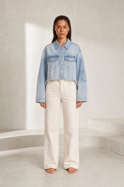 Veste en jean bleu clair courte effilochée | Lounelle Paris