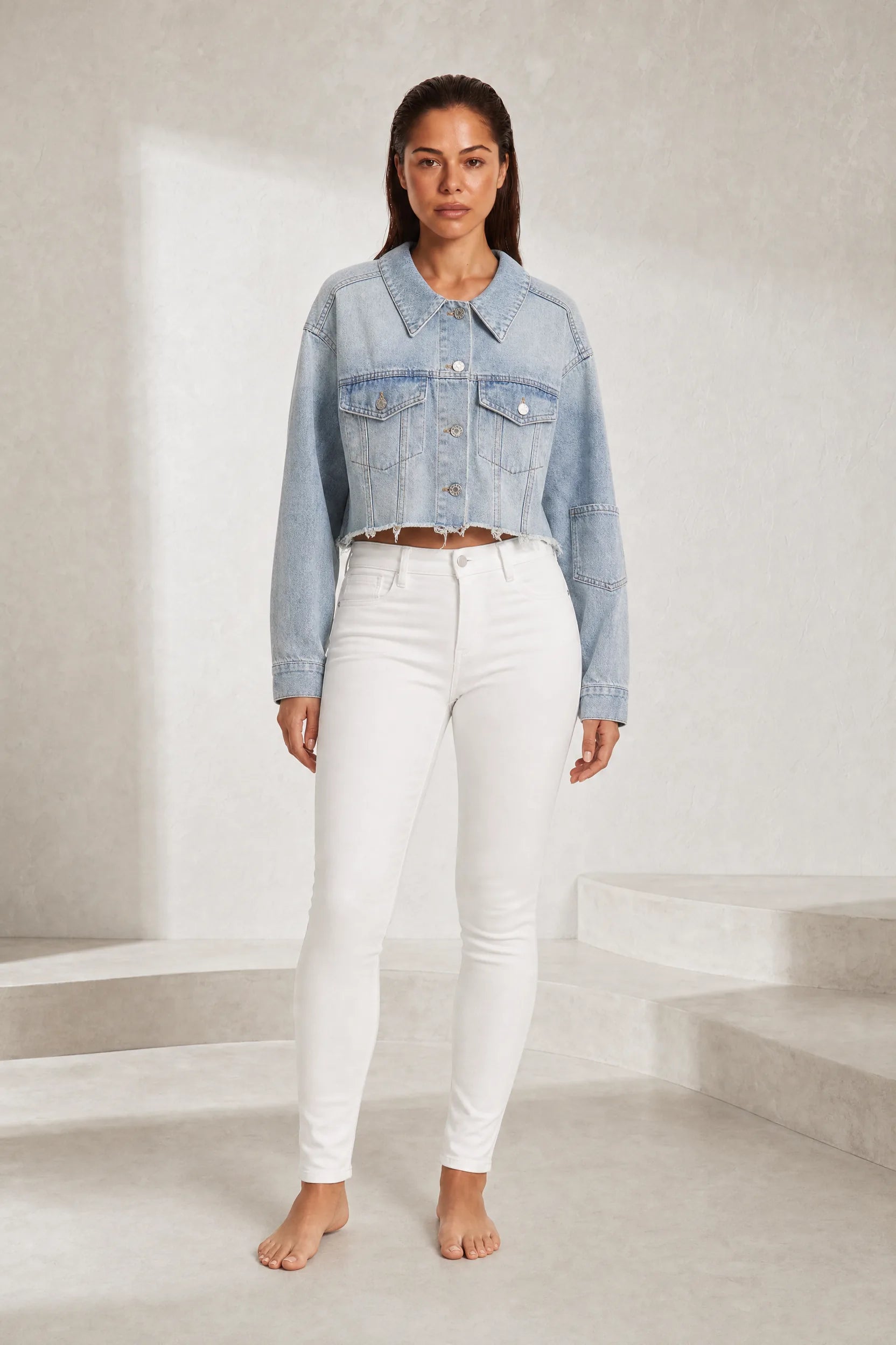 Veste en jean bleu clair courte effilochée | Lounelle Paris